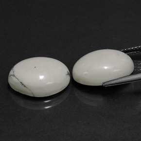 11.94カラットの天然薄いグレーがかったホワイトハウライト（14.4×10.5 mm・オーバルカット）
