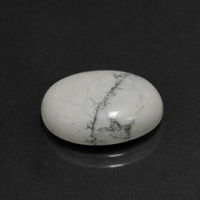 7.96カラットの天然灰色がかった白ハウライト（16.3×12.2 mm・オーバルカット）