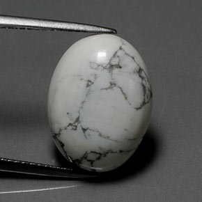 7.88カラットの天然灰色がかった白ハウライト（16.1×12.2 mm・オーバルカット）