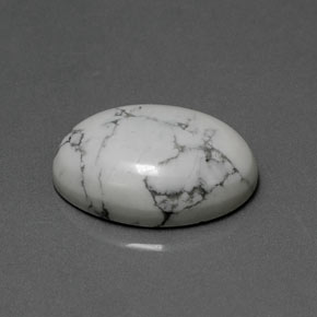 7.88カラットの天然灰色がかった白ハウライト（16.1×12.2 mm・オーバルカット）