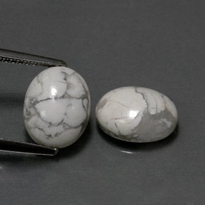 カラットの天然灰色がかった白ハウライト（10.1×8 mm・オーバルカット）