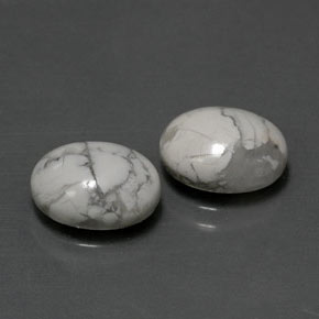 カラットの天然灰色がかった白ハウライト（10.1×8 mm・オーバルカット）