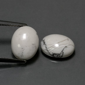 カラットの天然灰色がかった白ハウライト（10.1×8 mm・オーバルカット）