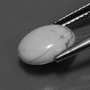 2.55カラットの天然灰色がかった白ハウライト（10.1×8.1 mm・オーバルカット）