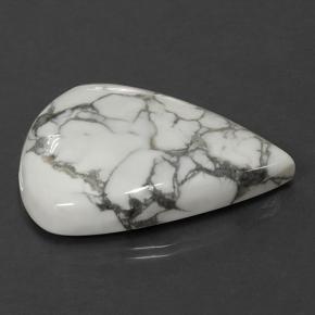 48.63カラットの天然灰色がかった白ハウライト（35.1×26.5 mm・洋梨の形）