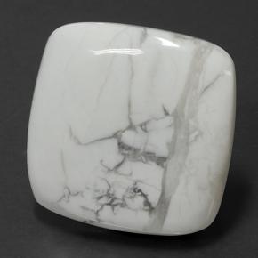 78.87カラットの天然灰色がかった白ハウライト（33.2×33.1 mm・クッションカット）