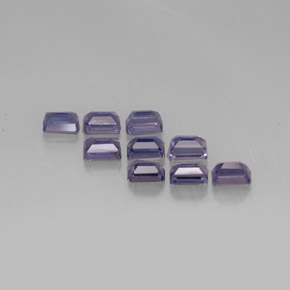 カラットの天然バイオレットブルーアイオライト（5.9×3.9 mm・エメラルドカット）
