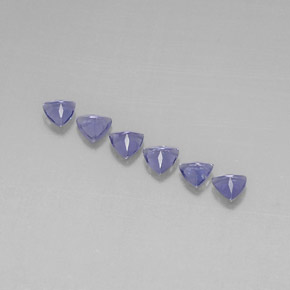 カラットの天然バイオレットブルーアイオライト（4×3.8 mm・トリリアント）