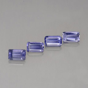 カラットの天然バイオレットブルーアイオライト（4.9×2.9 mm・エメラルドカット）