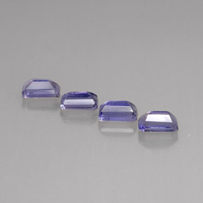 カラットの天然バイオレットブルーアイオライト（4.9×2.9 mm・エメラルドカット）