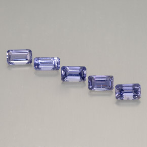 カラットの天然バイオレットアイオライト（5×3 mm・エメラルドカット）
