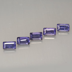 カラットの天然バイオレットアイオライト（5×3 mm・エメラルドカット）