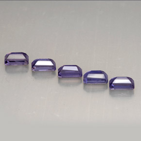 カラットの天然バイオレットアイオライト（5×3 mm・エメラルドカット）