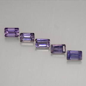 カラットの天然バイオレットアイオライト（5×3.1 mm・エメラルドカット）