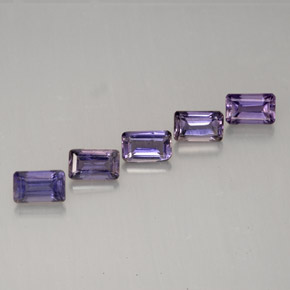 カラットの天然バイオレットアイオライト（5×3.1 mm・エメラルドカット）