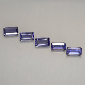 カラットの天然バイオレットアイオライト（4.9×2.8 mm・エメラルドカット）