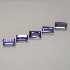カラットの天然バイオレットアイオライト（4.9×2.8 mm・エメラルドカット）