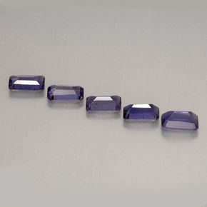 カラットの天然バイオレットアイオライト（4.9×2.8 mm・エメラルドカット）