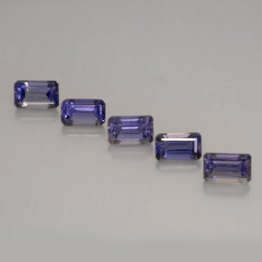 カラットの天然バイオレットアイオライト（4.9×3.1 mm・エメラルドカット）
