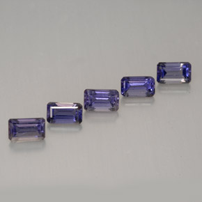 カラットの天然バイオレットアイオライト（4.9×3.1 mm・エメラルドカット）