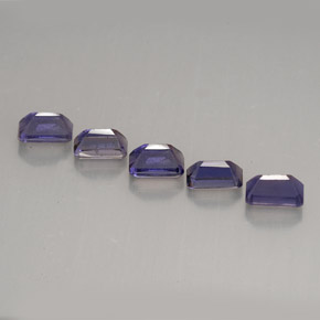 カラットの天然バイオレットアイオライト（4.9×3.1 mm・エメラルドカット）