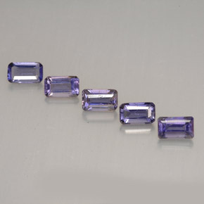 1.34カラットの天然バイオレットアイオライト（5×3.1 mm・エメラルドカット）