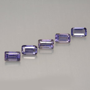 1.34カラットの天然バイオレットアイオライト（5×3.1 mm・エメラルドカット）