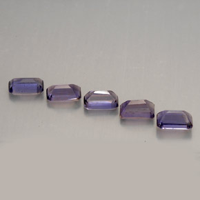 1.34カラットの天然バイオレットアイオライト（5×3.1 mm・エメラルドカット）