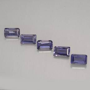 カラットの天然バイオレットアイオライト（5×3.1 mm・エメラルドカット）