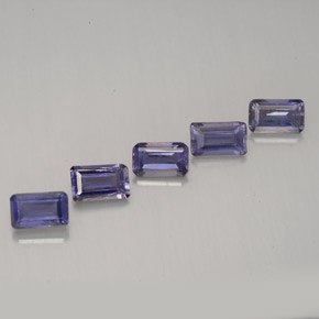 カラットの天然バイオレットアイオライト（5×3.1 mm・エメラルドカット）
