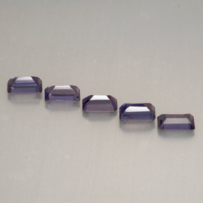 カラットの天然バイオレットアイオライト（5×3.1 mm・エメラルドカット）
