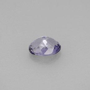 0.75カラットの天然バイオレットアイオライト（6.8×5.2 mm・オーバルカット）