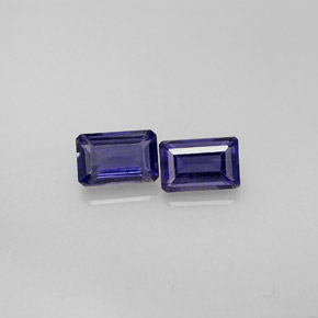 カラットの天然バイオレットブルーアイオライト（5.9×3.9 mm・エメラルドカット）