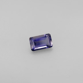 0.50カラットの天然バイオレットブルーアイオライト（6.1×3.9 mm・エメラルドカット）