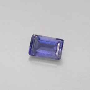 0.49カラットの天然バイオレットブルーアイオライト（5.9×3.9 mm・エメラルドカット）