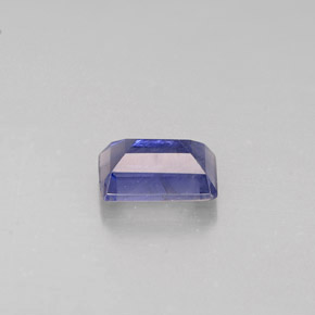 0.49カラットの天然バイオレットブルーアイオライト（5.9×3.9 mm・エメラルドカット）