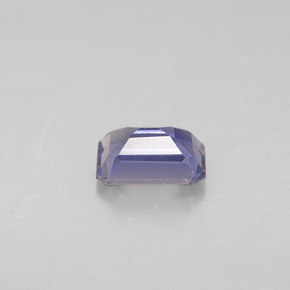 0.45カラットの天然バイオレットブルーアイオライト（5.8×3.9 mm・エメラルドカット）
