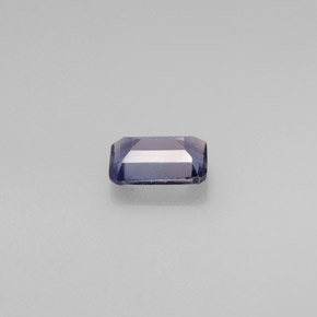 0.45カラットの天然バイオレットブルーアイオライト（5.8×4 mm・エメラルドカット）