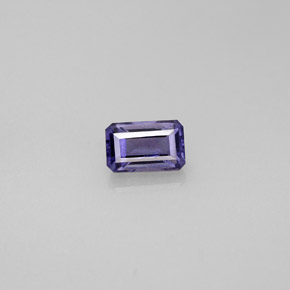0.52カラットの天然バイオレットブルーアイオライト（5.8×3.8 mm・エメラルドカット）