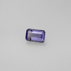 0.52カラットの天然バイオレットブルーアイオライト（5.8×3.8 mm・エメラルドカット）