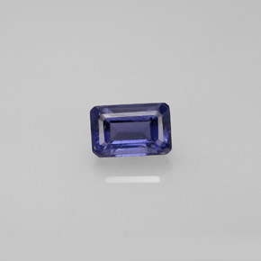 0.57カラットの天然バイオレットブルーアイオライト（6×3.9 mm・エメラルドカット）