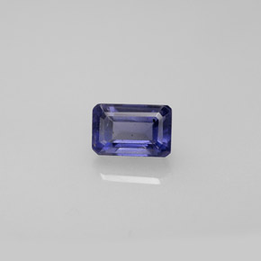 0.57カラットの天然バイオレットブルーアイオライト（6×3.9 mm・エメラルドカット）
