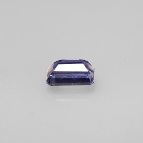 0.57カラットの天然バイオレットブルーアイオライト（6.2×4.1 mm・エメラルドカット）