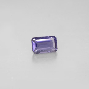 0.48カラットの天然バイオレットブルーアイオライト（5.8×3.9 mm・エメラルドカット）