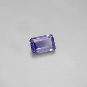 0.50カラットの天然バイオレットブルーアイオライト（6.1×4.1 mm・エメラルドカット）