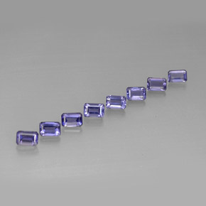 カラットの天然バイオレットブルーアイオライト（6.1×4 mm・エメラルドカット）