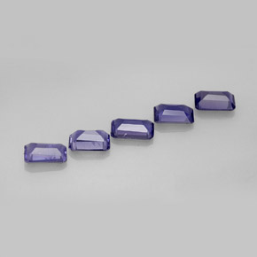 カラットの天然バイオレットブルーアイオライト（5.8×3.9 mm・エメラルドカット）