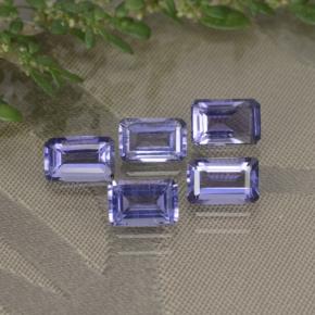 2.58カラットの天然ディープパープルアイオライト（6.1×3.9 mm・エメラルドカット）