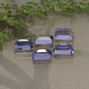 2.58カラットの天然ディープパープルアイオライト（6.1×3.9 mm・エメラルドカット）