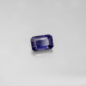 0.57カラットの天然バイオレットブルーアイオライト（6.1×4.1 mm・エメラルドカット）